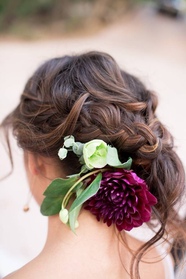 chignon-fleuri-bordeau