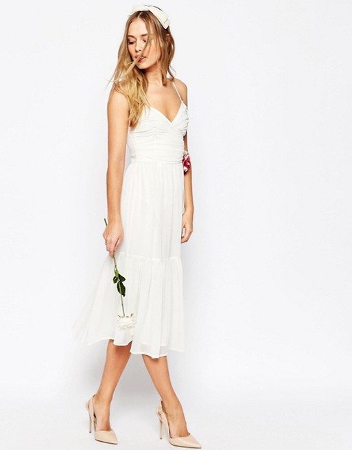 asos-wedding-robe-mi-longue-style-caraco-a-volants-avec-fleur-en-tissu